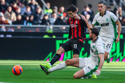 Christian Pulisic challenging for the ball during a Serie A game.