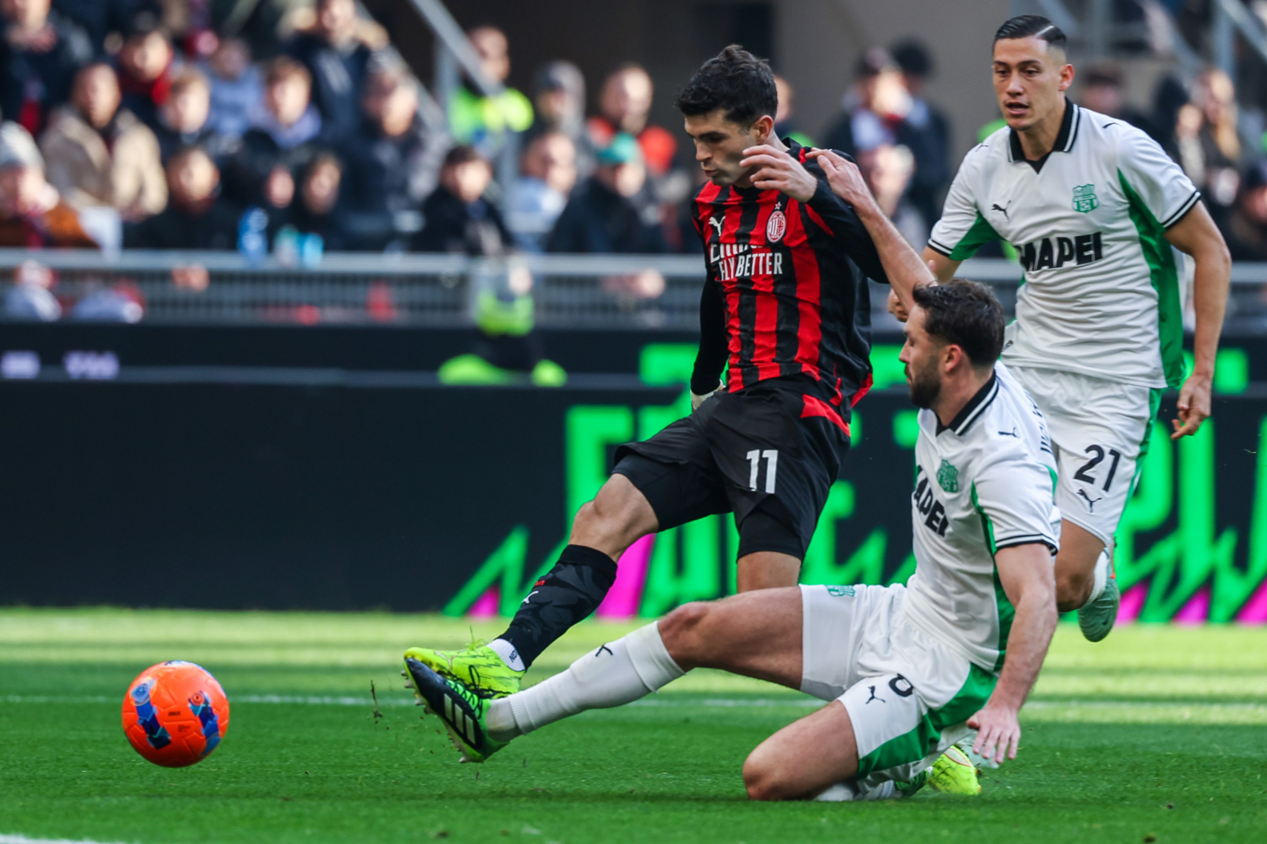 Christian Pulisic challenging for the ball during a Serie A game.